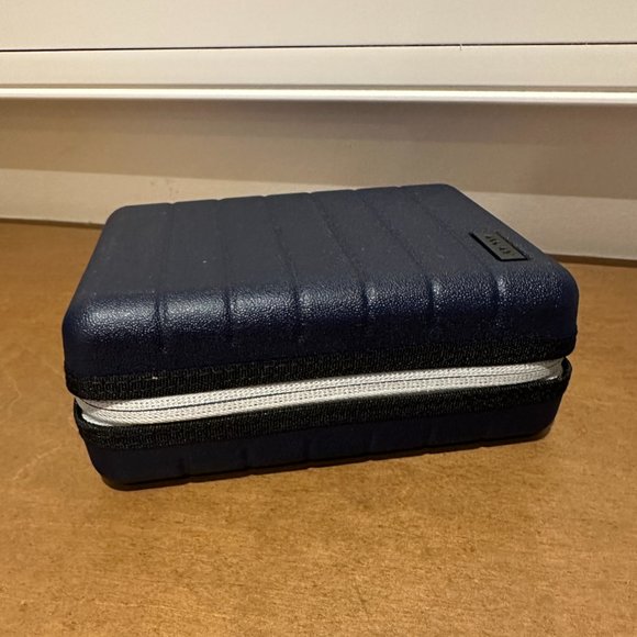 AWAY | United Business Class On-Board Amenity Kit - Picture 4 of 4